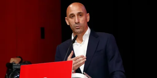 Экс‑президент RFEF Рубиалес избежал тюрьмы из-за поцелуя футболистки Эрмосо