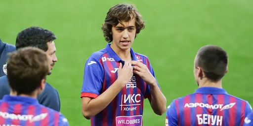 18-летний футболист ЦСКА Лукин рассказал, что отдает большую часть зарплаты родителям и репетиторам