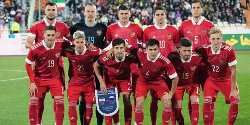 Сборная России подарила футболку команды Эмиру Кустурице