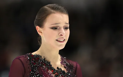 Олимпийская чемпионка Щербакова передала свои коньки в музей фигурного катания