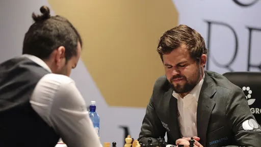 Карлсен и Непомнящий сыграли вничью на чемпионате мира по рапиду в Варшаве