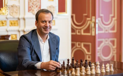 Президент ФИДЕ Дворкович сделал первый ход в матче Непомнящий — Карлсен