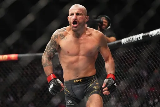 Волкановски защитил титул в полулегком весе, победив Холлоуэя на UFC 276