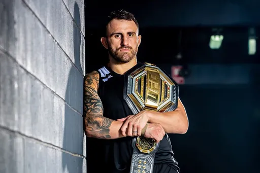 Бросил регби, похудел на 30 килограмм и стал чемпионом UFC. Главные факты биографии Александра Волкановски
