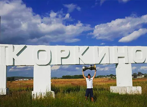 Панарин показал видео, как во время отпуска в Коркино катается на мотоцикле «Карпаты»