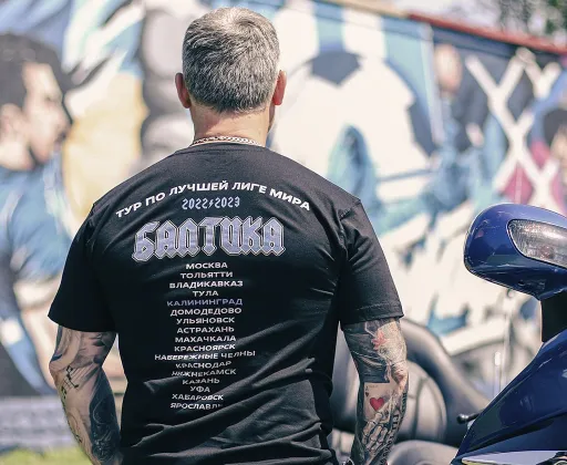 «Балтика» выпустила рок-футболки в стиле AC/DC. На них тур по Лучшей лиге мира с городами участников