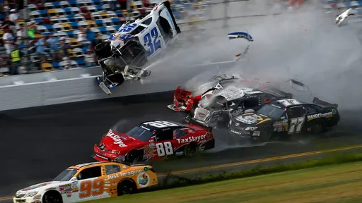 Пилот NASCAR Ньюман находится в тяжелом состоянии после аварии в гонке Daytona 500
