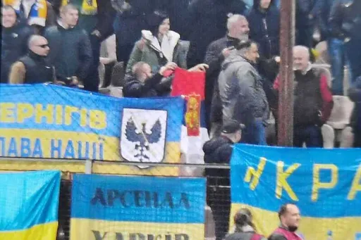 На украинских фанатов напали в Боснии из-за флага России. Что случилось?