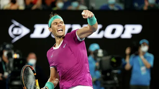 Надаль отыграл у Медведева два сета в финале Australian Open и во второй раз в карьере выиграл турнир