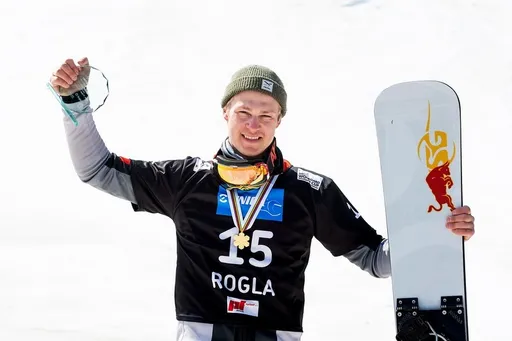 Российский сноубордист Логинов стал трехкратным чемпионом мира