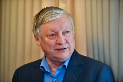 Шахматист Анатолий Карпов найден с травмами у здания Госдумы, он находится в реанимации