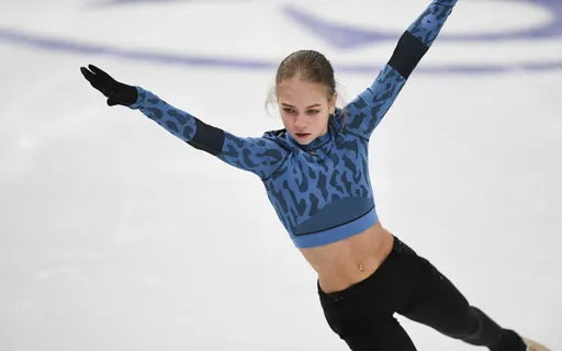 Трусова упала с тройного акселя в короткой программе на чемпионате Европы