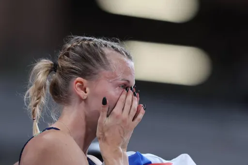 Легкоатлетка Сидорова расплакалась после завоевания серебряной медали олимпийского турнира в Токио