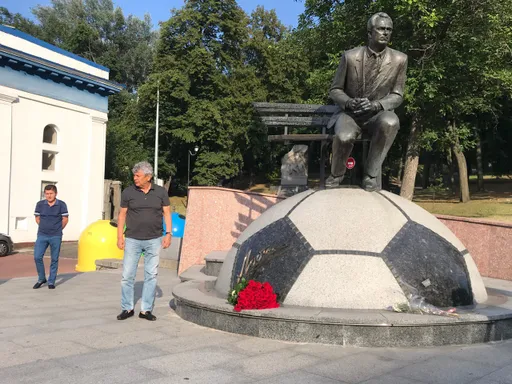 По прилету в Киев Луческу возложил цветы к памятнику Лобановскому