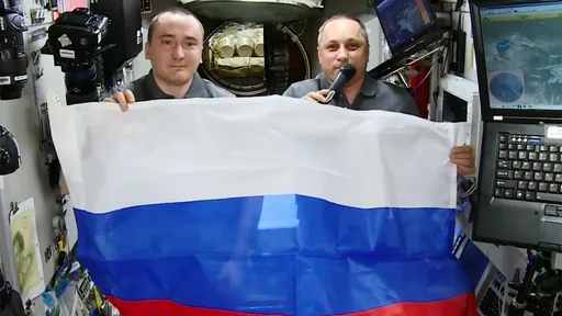 Космонавты пожелали успехов российским спортсменам на Олимпиаде-2022 в Пекине, развернув флаг на МКС