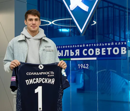 Почему Сычевой стал Писарским? Футболист «Крыльев» взял фамилию воспитавшего его отчима