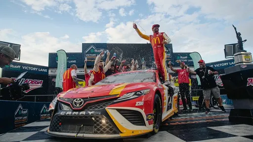 Хэмилтон отреагировал на победу темнокожего гонщика в NASCAR