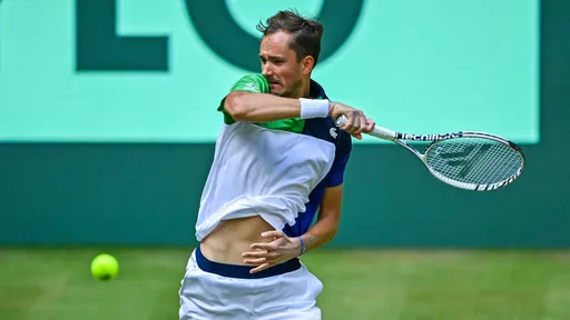 Медведев проиграл поляку Хуркачу в финале турнира в Халле