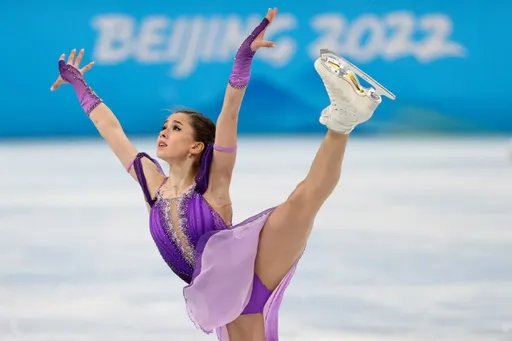 Щербакова, Трусова и Валиева сыграли в футбол с игроками ЦСКА