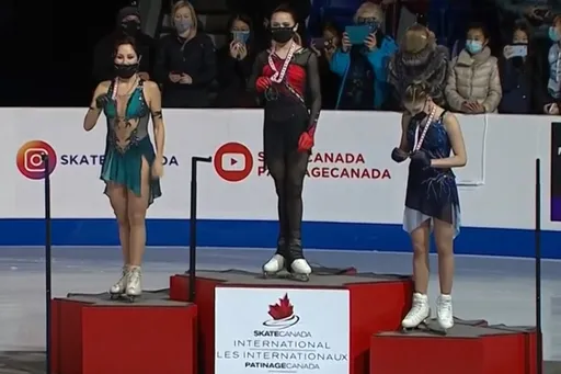 Церемония награждения призерок Skate America в женском одиночном катании: три россиянки на пьедестале