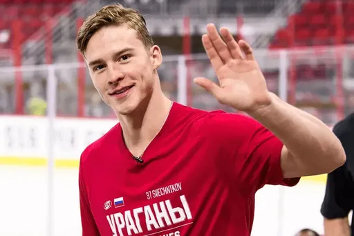 Форвард «Каролины» Свечников признан третьей звездой игрового дня в НХЛ