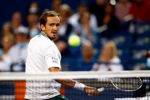 В обновленном рейтинге ATP Медведев сохранил третью позицию, Рублев – пятую, Хачанов опустился на 1 строчку