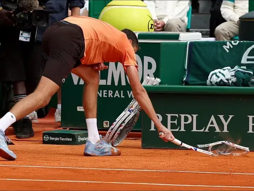Медведева оштрафовали на 6 тысяч евро за сломанную ракетку в матче ATP-1000 в Монте-Карло