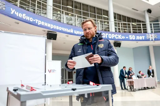 Карпин и игроки сборной России по футболу проголосовали на выборах президента России