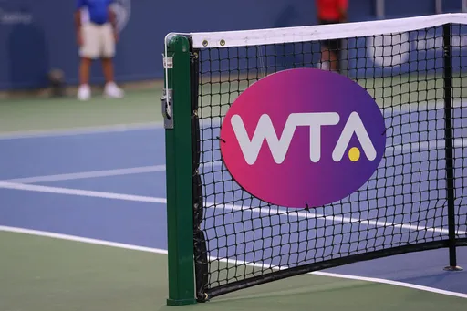 Белорусская и украинская теннисистки пожали руки после матча на турнире WTA-250 в Варшаве