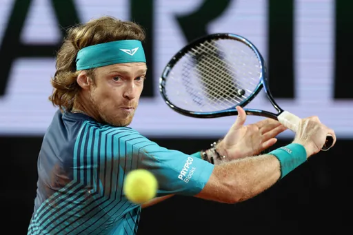 Рублёв порезал руку на матче турнира категории ATP-250 в Ханчжоу