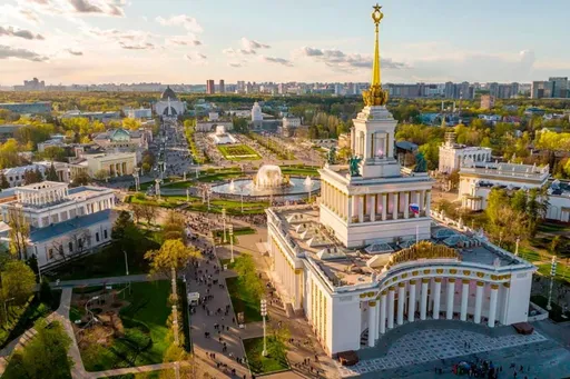Посетитель выставки «Россия» на ВДНХ получил сертификат на матч Россия – Сербия