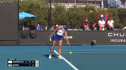 На матче украинки на Australian Open болельщики развернули российский флаг: фото