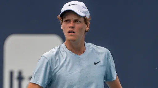 Синнера сняли успокаивающим расстроенного Зверева после финала Australian Open