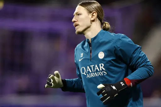 L'Equipe: вратарь из второй лиги смотрелся бы в «ПСЖ» так же, как Сафонов