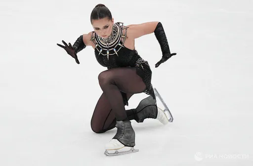 Камила Валиева опубликовала фото в черном платье с жеребьёвки ЧР в Челябинске