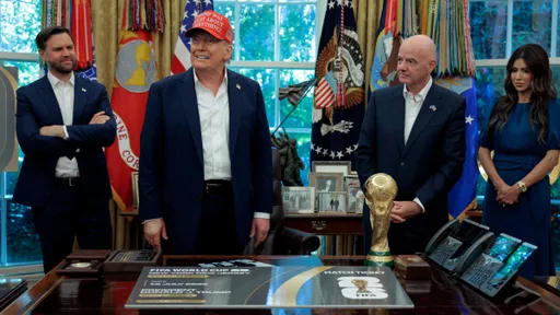 Президент ФИФА Инфантино подарил Трампу первый билет на финал ЧМ-2026 по футболу