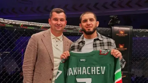 «Ак Барс» подарил Махачеву свитер клуба