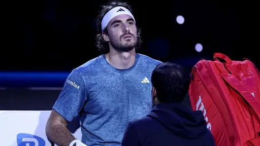 Стефанос Циципас снялся с матча с Хольгером Руне на Итоговом турнире ATP