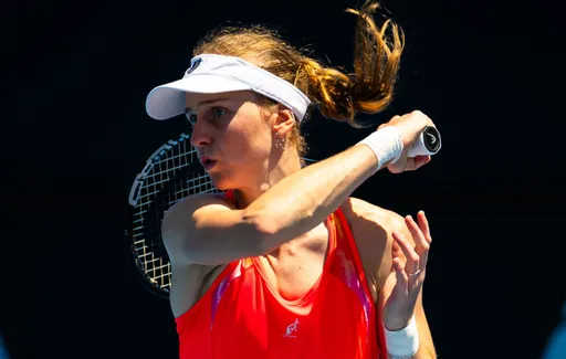 Самсонова прошла в полуфинал турнира WTA в Абу-Даби, обыграв Крейчикову