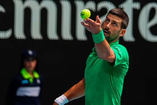 Джокович сенсационно вышел в финал Australian Open, обыграв в пяти сетах Синнера