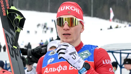 Бородавко объяснил проигрыш Большунова на финише эстафеты на ЧР