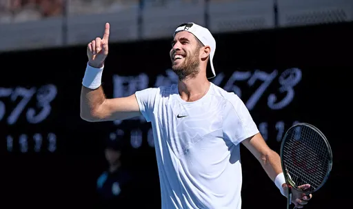 Хачанов вышел в полуфинал Australian Open после отказа Корды в третьем сете