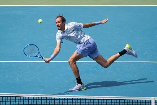 Медведев проиграл Ибину в 1/4 финала турнира категории ATP-250