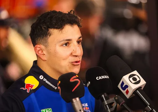 Пилот Red Bull Хаджар дисквалифицирован из квалификации Гран-при Майами