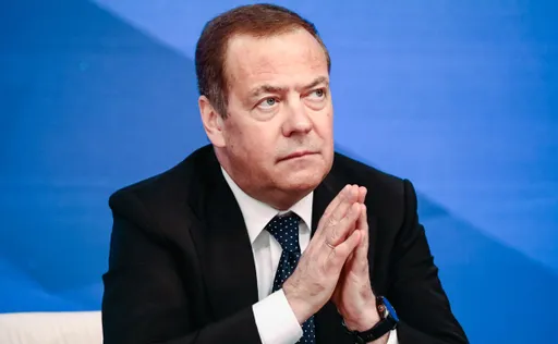 Дмитрий Медведев порекомендовал Гашеку аккуратнее переходить дорогу
