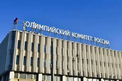 Болельщица трёх российских фигуристов вышла на пикет к зданию ОКР