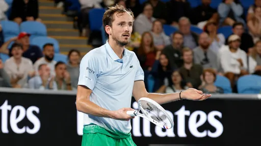 Медведев вышел во второй круг турнира ATP в Роттердаме, обыграв Вавринку из Швейцарии