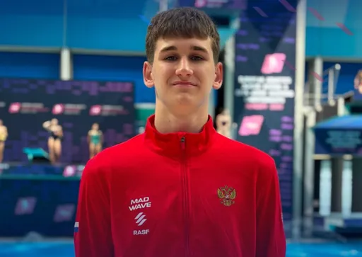 18-летний Помошников победил на ЮЧМ-2026 по прыжкам в воду с метрового трамплина