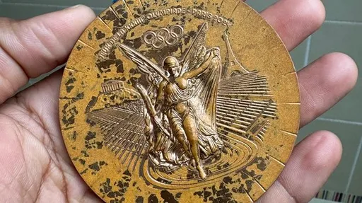 Члены сборной Франции по плаванию пожаловались на ржавые медали с Олимпиады-2024