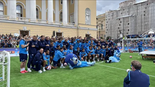 «Зенит» провел открытую тренировку на площади Островского в Санкт-Петербурге